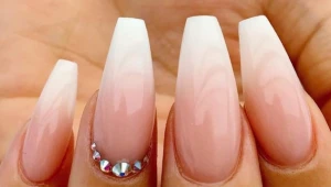 Nagels met steentjes