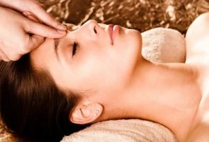 2 duimen tussen de wenkbrauwen