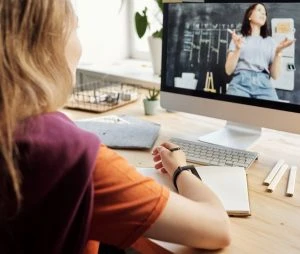 Vrouw volgt online les