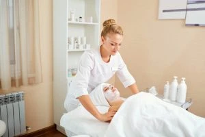 Vrouw krijgt schoonheidsbehandeling