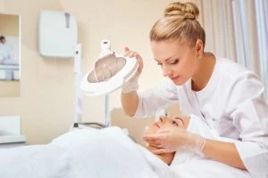 vrouw krijgt schoonheidsbehandeling